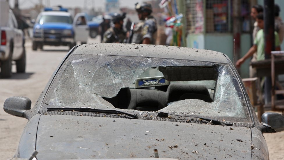Последствия взрыва автомобиля в районе Дора Багдада: автомобиль с разрушенным лобовым стеклом