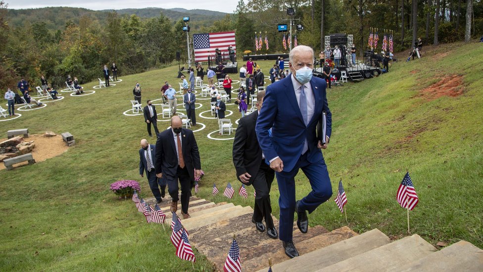 Joe Biden y su equipo de seguridad en un evento de campaña al aire libre
