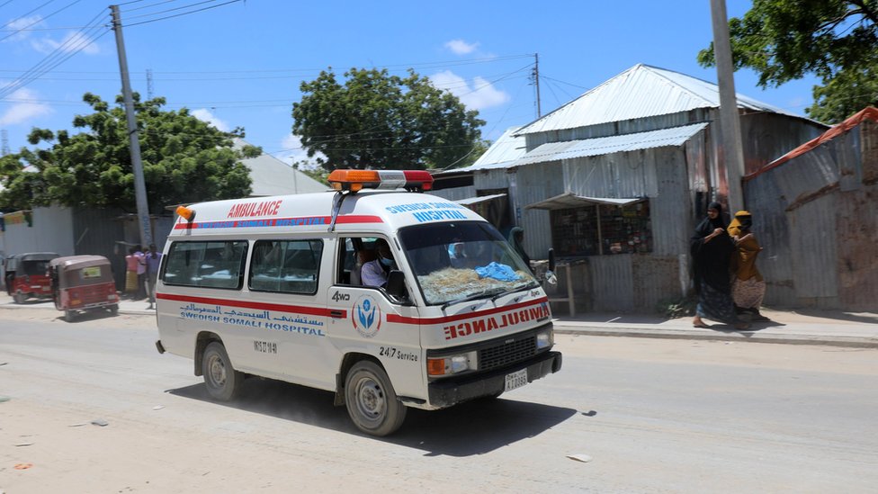 Рядом с местом взрыва военной базы в Могадишо видна скорая помощь