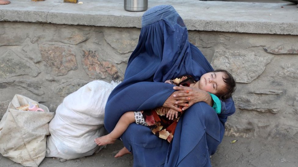 Una mujer afgana con su hijo en brazos