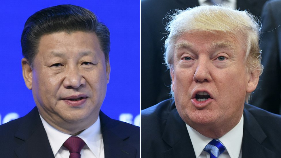 На этой комбинации изображений, созданных 30 марта 2017 года, президент Китая Си Цзиньпин (слева) выступает с речью в день открытия Всемирного экономического форума 17 января 2017 года в Давосе, а президент США Дональд Трамп (справа) объявляет финал. утверждение газопровода XL в Овальном кабинете Белого дома 24 марта 2017 г. в Вашингтоне, округ Колумбия