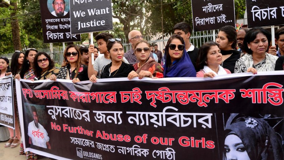 Бангладешские женщины устроили акцию протеста студентки Нусрат Джахан Рафи в Дакке