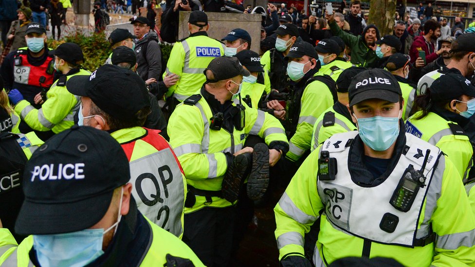 Полицейские арестовывают демонстранта протеста против изоляции в Бристоле