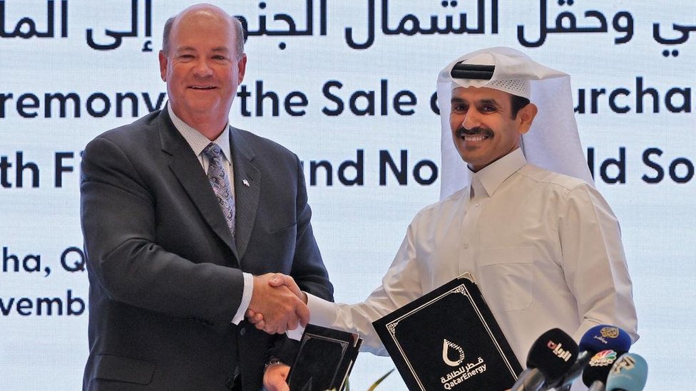 El ministro de energía de Qatar y el CEO de ConocoPhillips firman un acuerdo para llevar gas de Qatar a Alemania.