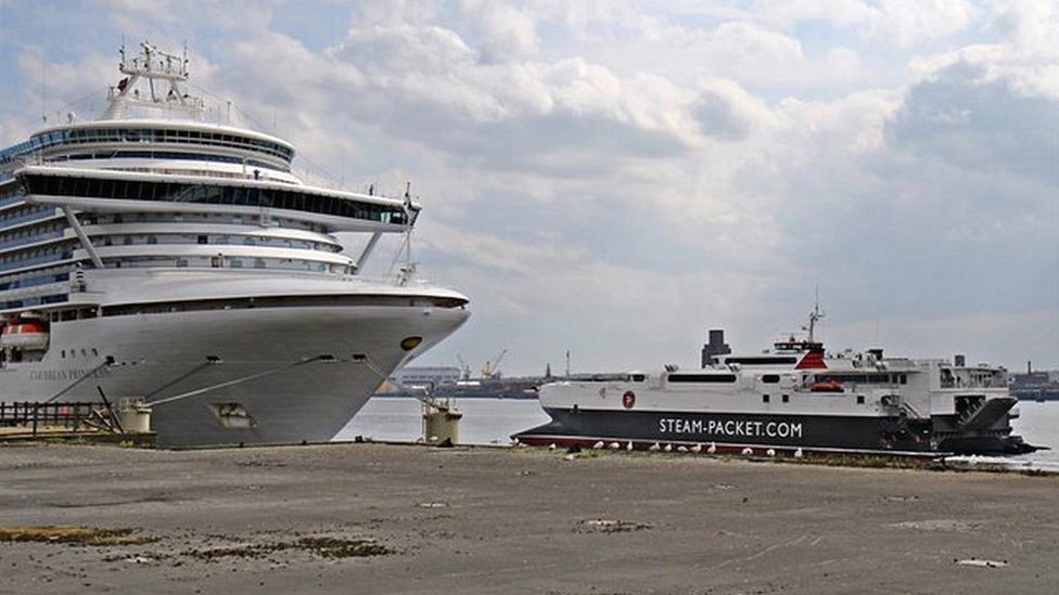 катамаран Steam Packet проходит мимо Caribbean Princess и заброшенной пристани Princes Jetty