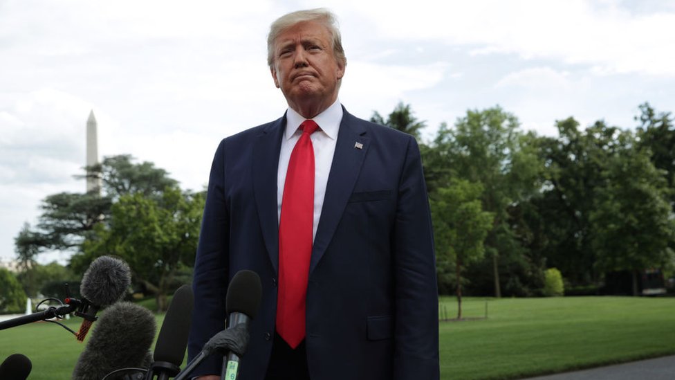 Президент США Дональд Трамп обращается к представителям СМИ перед отъездом из Белого дома 18 июня 2019 года в Вашингтоне, округ Колумбия