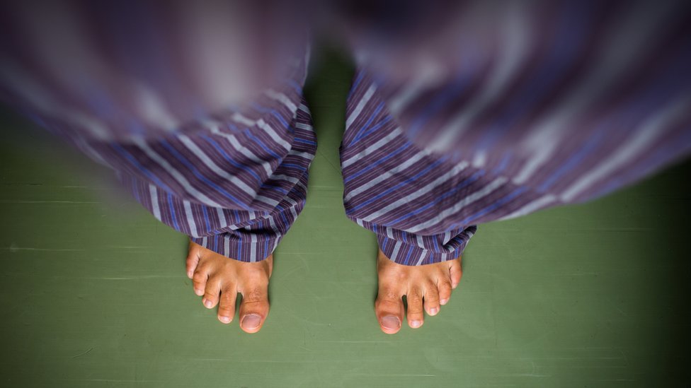 Las piernas de un hombre en pijama