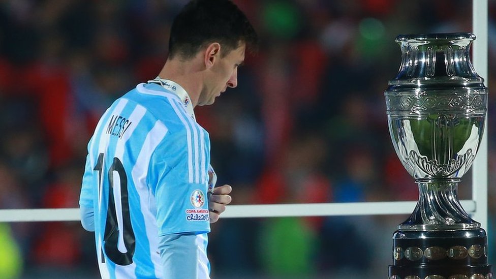 Lionel Messi pasa al costado de la Copa América tras perder la final contra Chile en 2015.