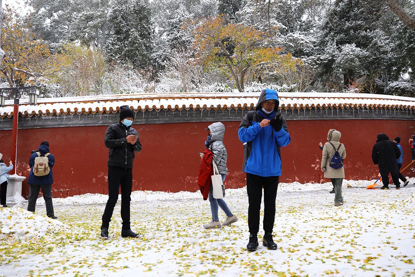 很多北京市民前往故宮等歷史景點觀雪。