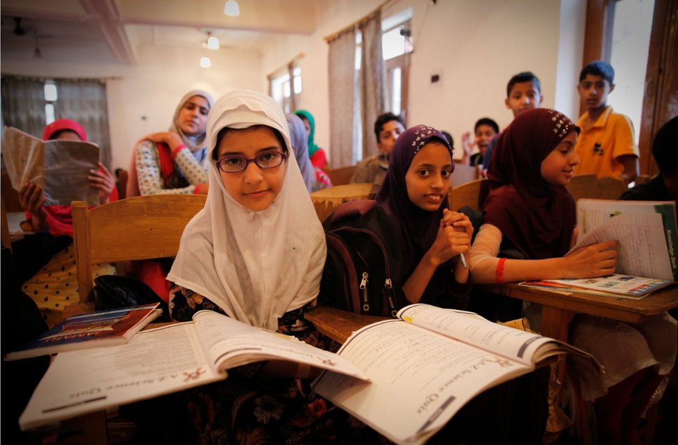 Кашмирцы посещают альтернативные классы в Сринагаре.
