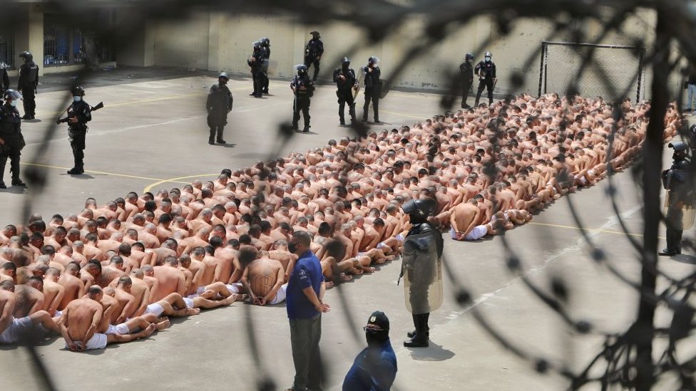 Hombres detenidos en una prisión en El Salvador