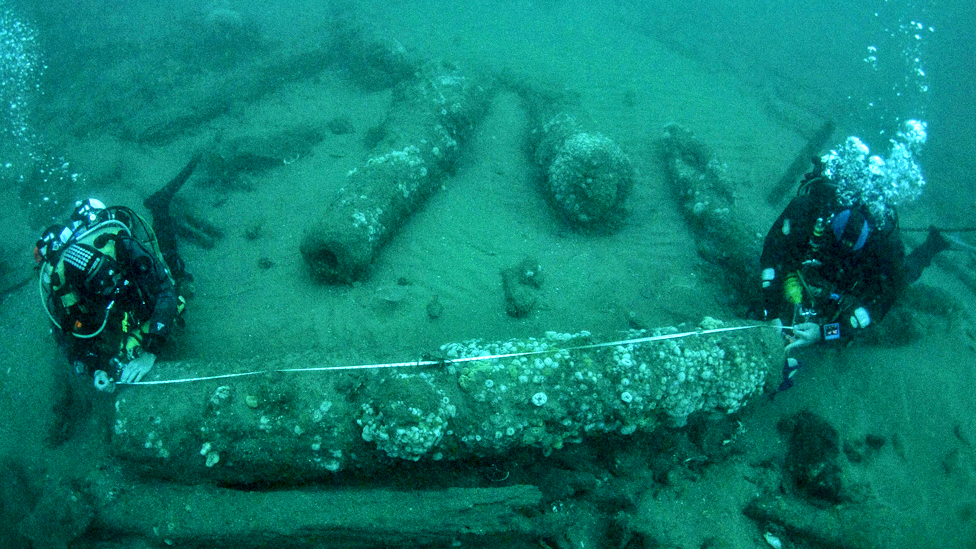 Buzos submarinos miden uno de los cañones