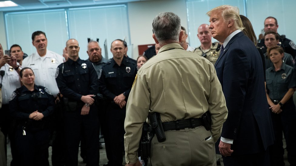 Este miércoles, Donald Trump conversó con los investigadores que llevan adelante el caso de la masacre de Las Vegas. Trump con policías