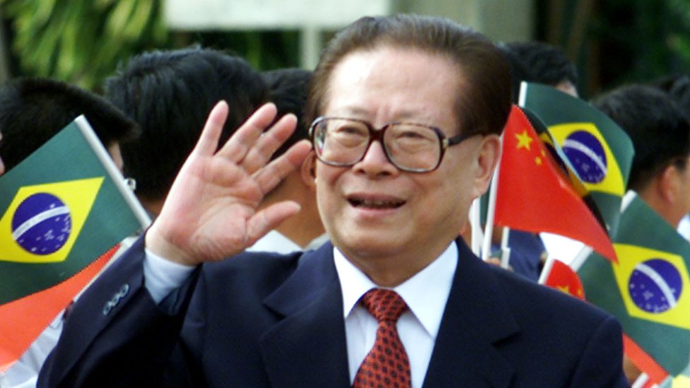 中國國家主席江澤民在巴西巴西利亞空軍基地向迎接華僑揮手（11/4/2001）