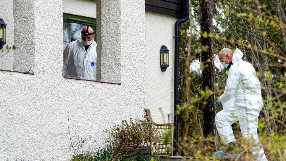 Полицейские осматривают дом Тома Хагена недалеко от Осло, 28 апр 20