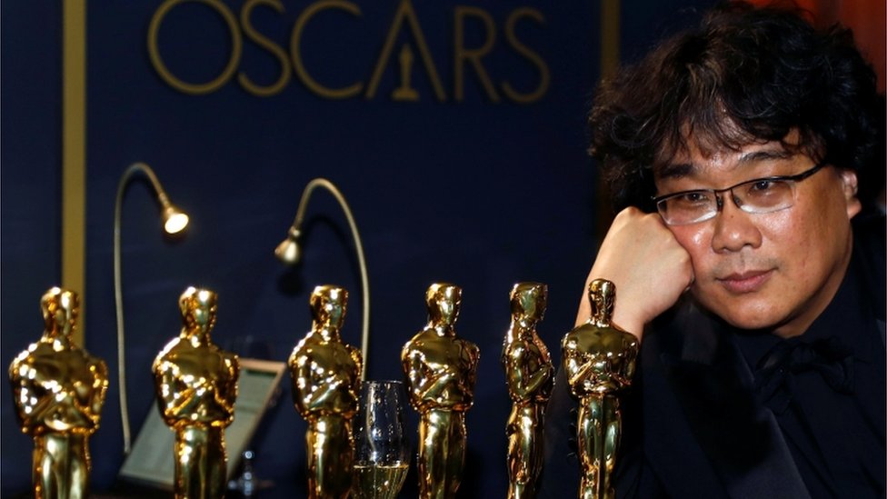 Bong Joon Ho observa las estatuillas de Oscar