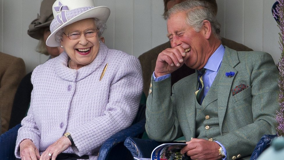 A rainha e Charles rindo juntos