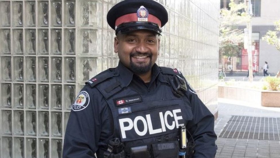Toronto Shoplifter Gets Job After Policeman Bought Him Interview Shirt -  Bbc News