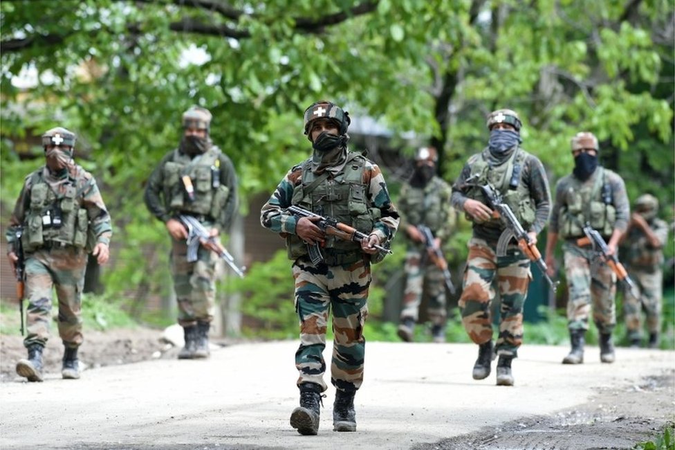 Солдаты индийской армии проводят патрулирование во время операции против предполагаемых повстанцев в Турквангам-Лассипоре в Шопиан к югу от Шринагара 4 мая 2017 г.