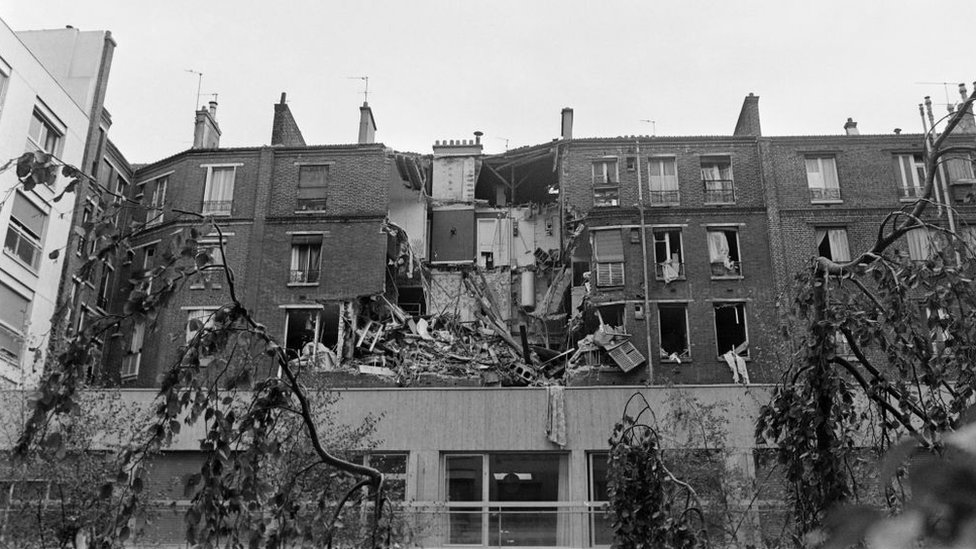 A bomba no apartamento de Le Pen em Paris acabou completamente com toda a frente do prédio em 1976