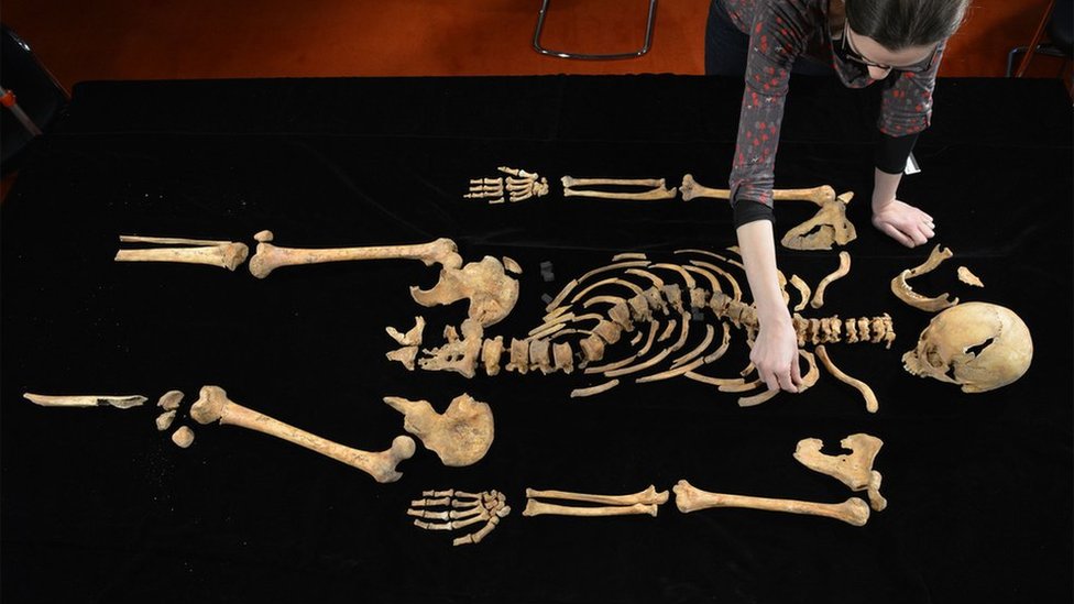 Доктор Джо Эпплби, преподаватель биоархеологии человека в университете Лестера, работает над останками короля Ричарда III