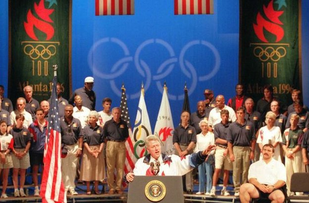 Presidente Clinton em discurso na vila olímpica de Atlanta, em 1996