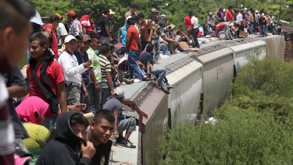 Migrantes sobre un tren de carga en Chiapas