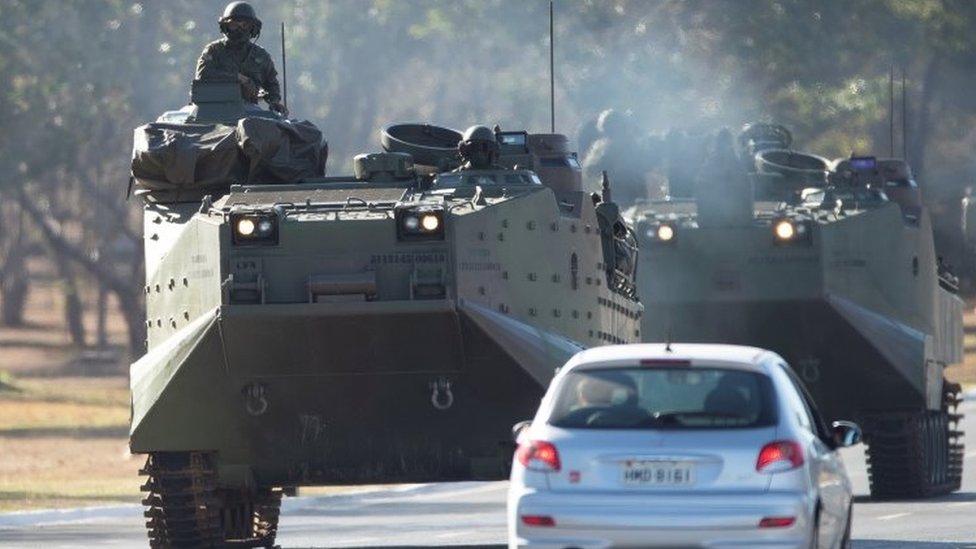 Veículos militares desfilam em Brasília