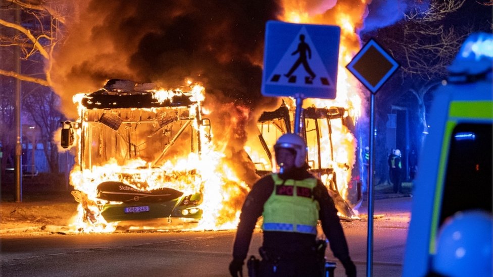Un autobús en llamas en el área de Rosengrad de Malmo el sábado