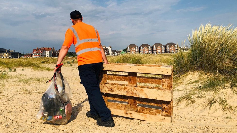 Сборщик мусора на пляже Грейт-Ярмут