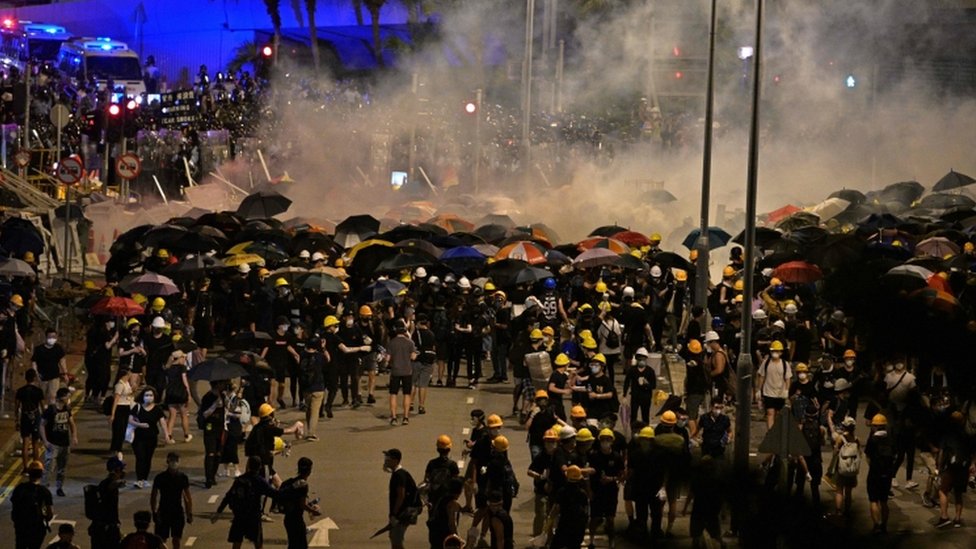 Полиция стреляет слезоточивым газом в протестующих в Гонконге