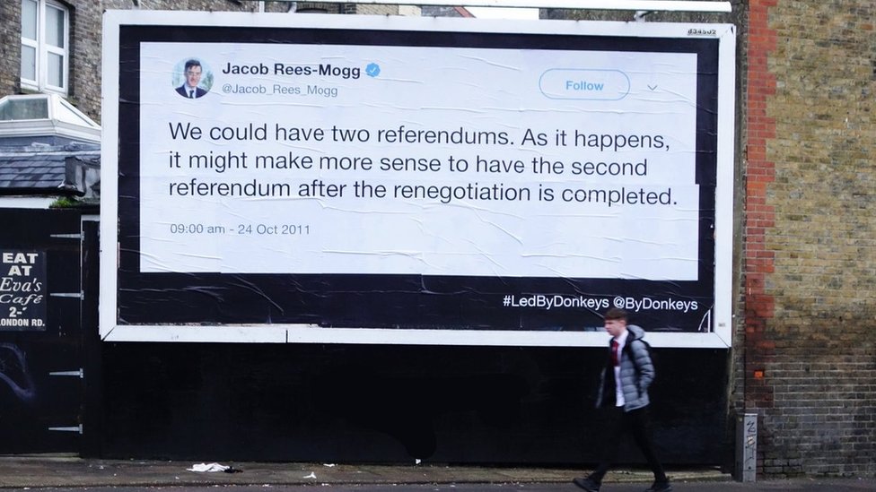 Рекламный щит в Дувре, на котором размещен твит участника Брексита Джейкоба Рис-Могга, который гласит: «Мы могли бы провести два референдума. Как оказалось, было бы целесообразнее провести второй референдум после завершения повторных переговоров».