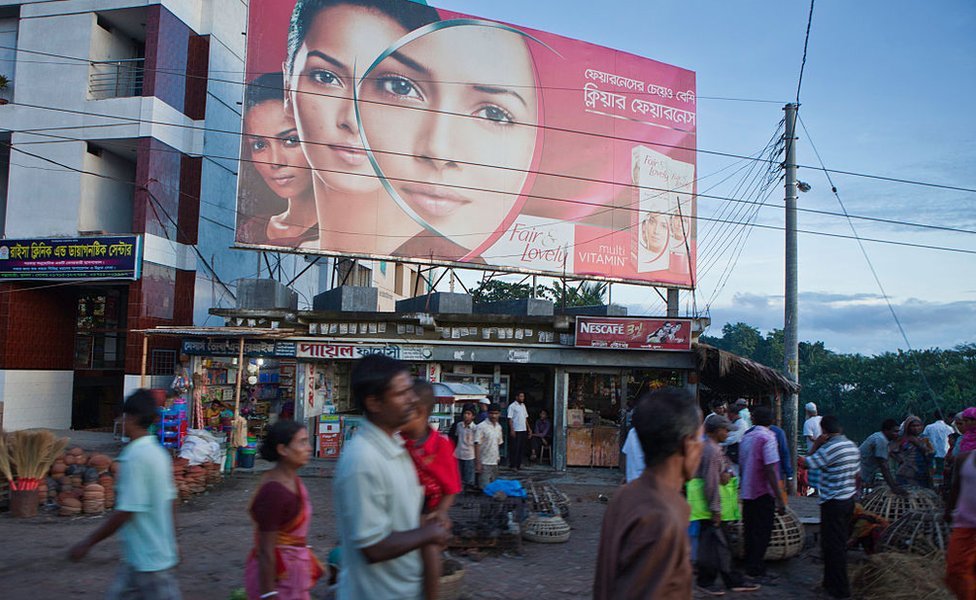 Большой рекламный щит с кремом для осветления кожи в Джессоре, Бангладеш.