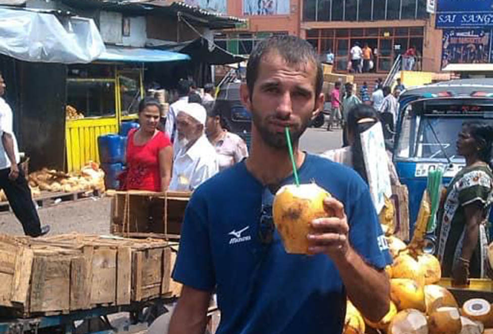 Volodymyr bebiendo de un coco