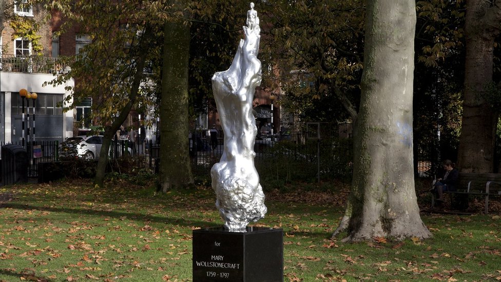 «Скульптура Мэри Уоллстонкрафт» Мэгги Хэмблинг открылась на Ньюингтон-Грин, Лондон,
