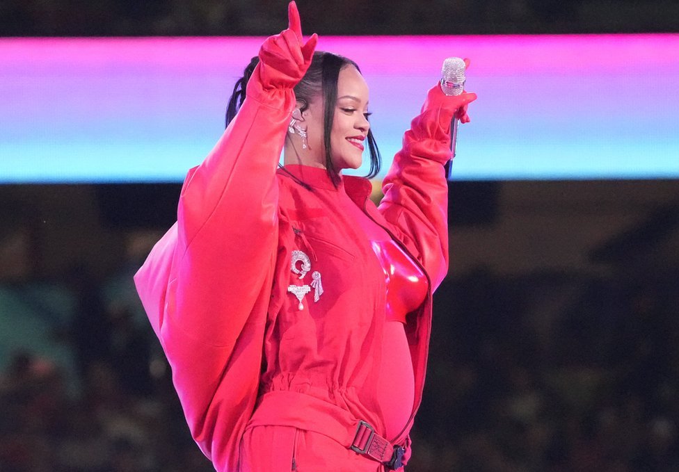 Rihanna showing her pregnant belly in the show