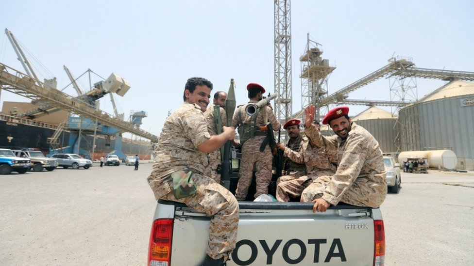 مسلحون حوثيون في شاحنة