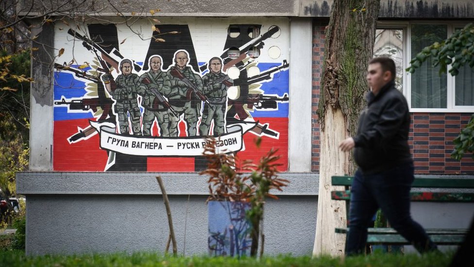 ظهرت لوحة جدارية لجماعة فاغنر المرتزقة على جدار في بلغراد العام الماضي