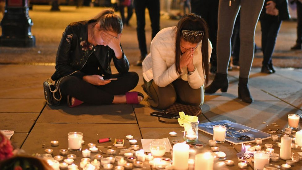 22 personas murieron en un ataque tras el concierto de la estrella pop Ariana Grande. Homenaje a las víctimas en Manchester