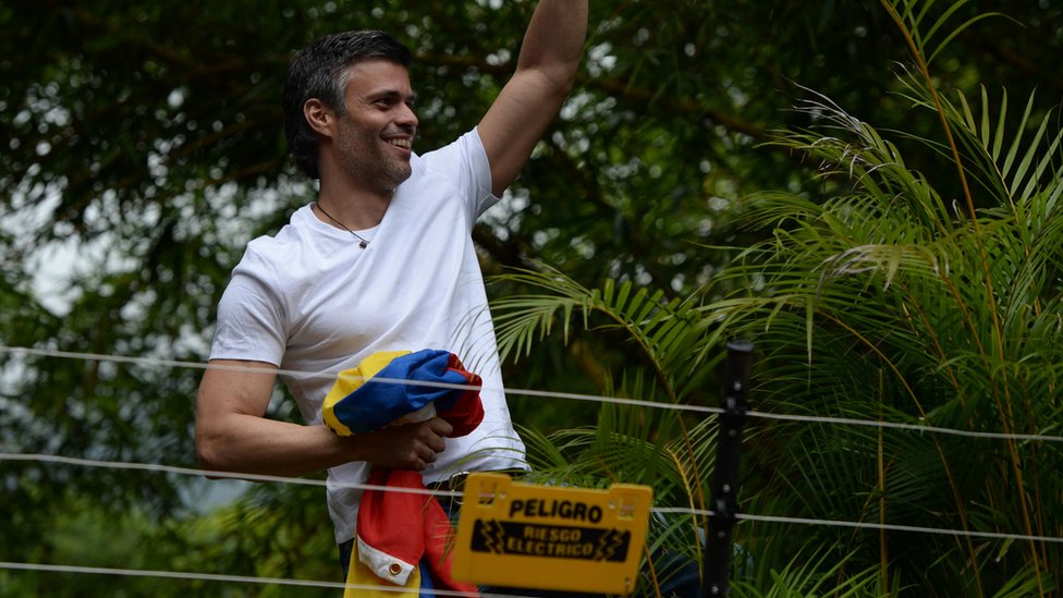 Muchos esperan que López, ya desde casa, aporte aire fresco a la estrategia de la oposición frente al gobierno de Nicolás Maduro. Leopoldo López