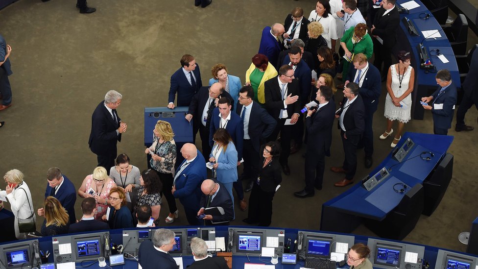 Члены Европейского парламента выстраиваются в очередь для голосования на выборах нового президента во время первого пленарного заседания вновь избранной Европейской ассамблеи, 3 июля 2019 г.