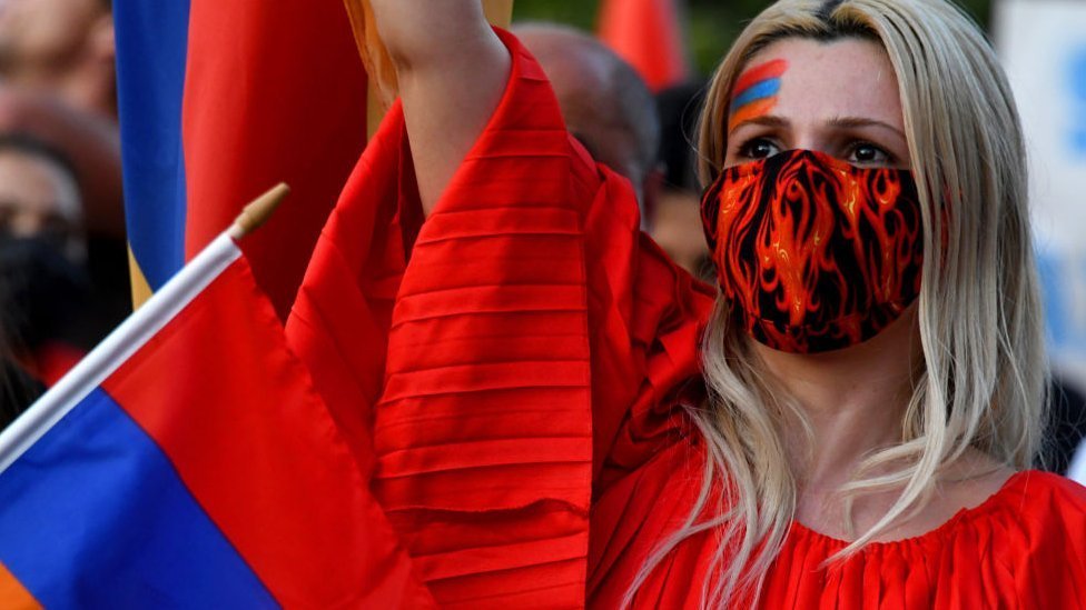 Mujer protestando ante el consulado de Azerbaiyán en Los Ángeles.
