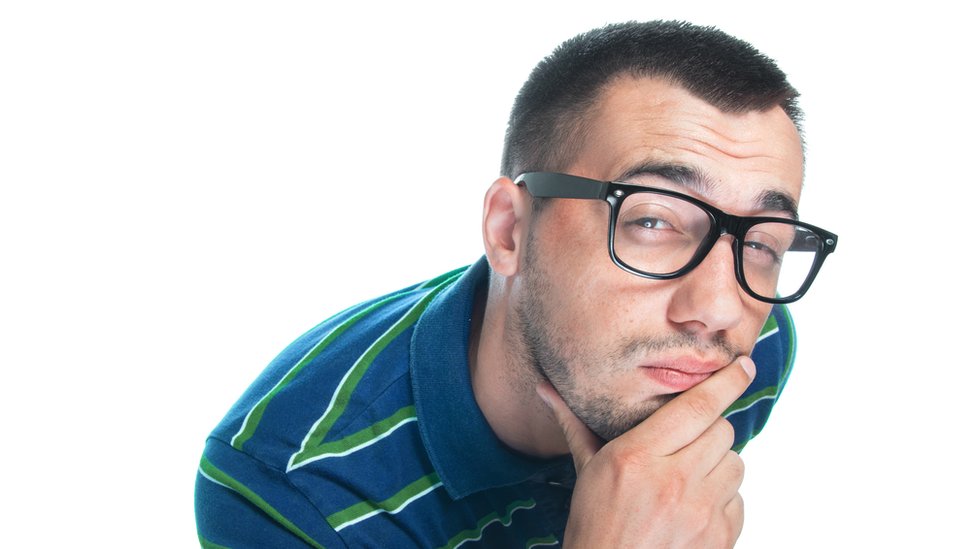 ¿Te siguen sonando mal estos verbos? Hombre con cara de duda.