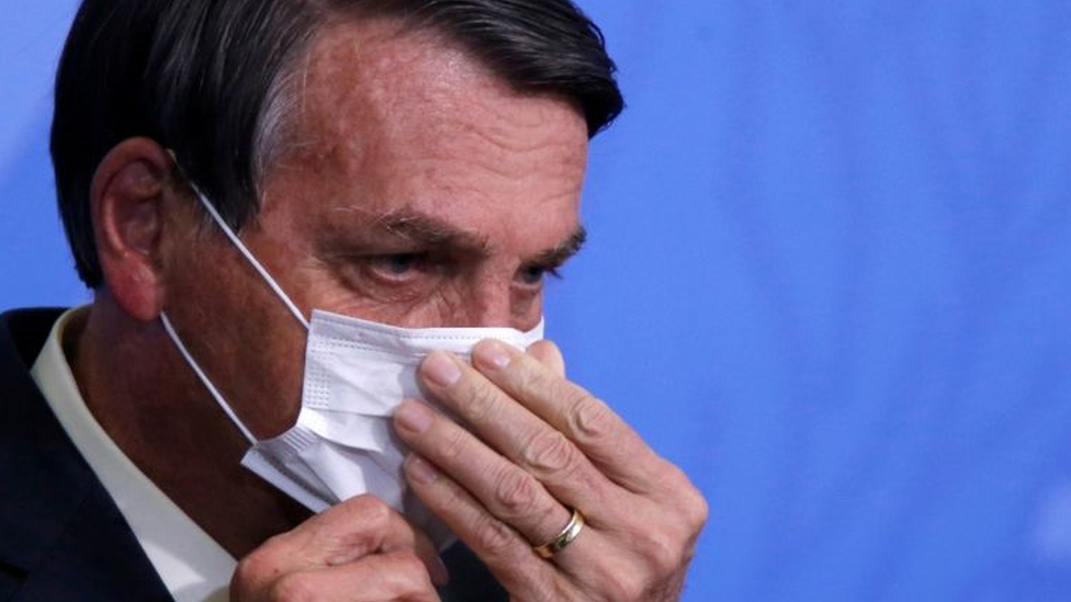 Bolsonaro aparece de perfil ajeitando máscara contra coronavírus