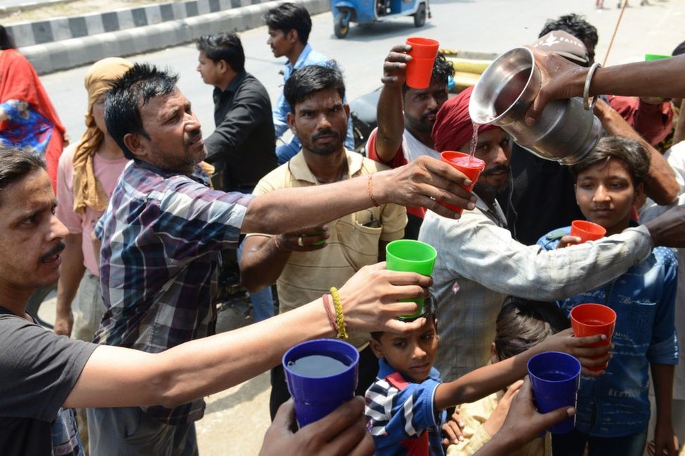 Индийские волонтеры раздают сладкую воду жарким летним днем ??в Амритсаре 2 июня 2019 года.