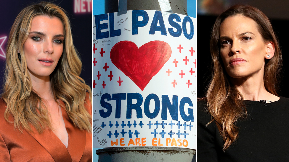 Betty Gilpin dan Hilary Swank mengapit plakat yang menyokong keluarga korban penembakan El Paso