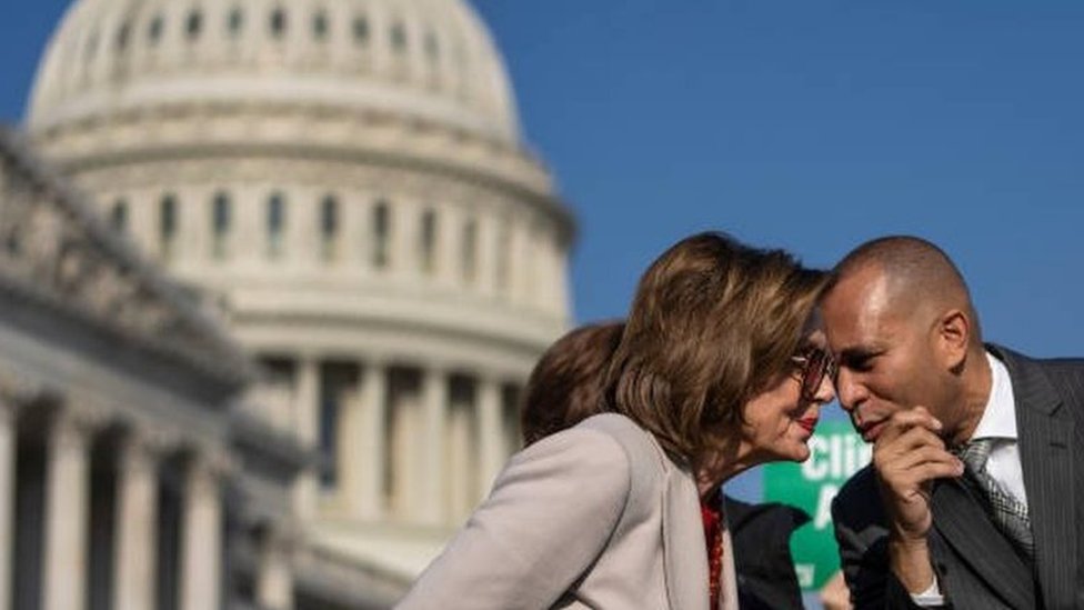 حكيم جيفريز ونانسي بيلوسي في نقاش أمام مبنى الكونغرس