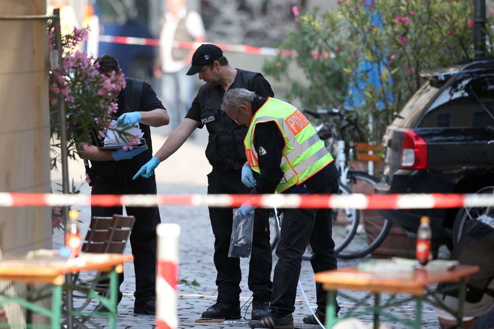 Следователи на месте взрыва бомбы в Ансбахе, 25 июля