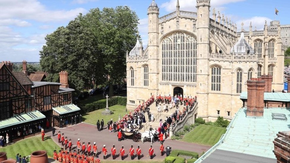 Рыцари Подвязки, стража, военные и члены королевской семьи окружают западные ступени часовни Святого Георгия