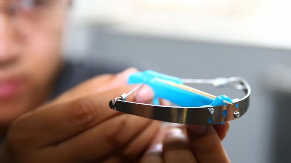 La ballesta lanza palillos, pero según medios chinos estos pueden ser reemplazados por agujas de metal. Ballesta